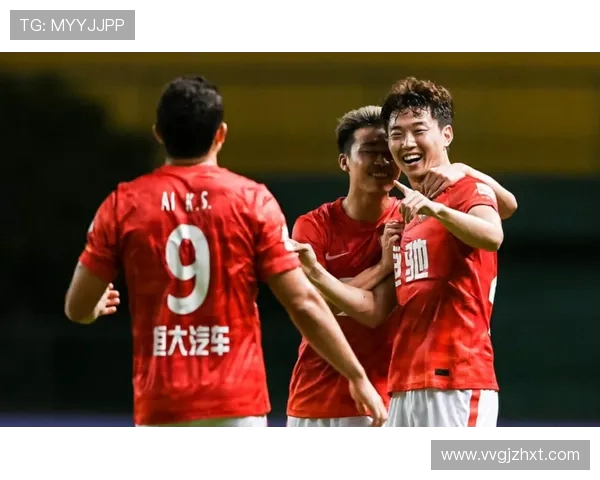 李明现场督战国安亚冠训练全队积极备战并重点适应官方比赛用球 李明现场督战国安亚冠训练全队积极备战并重点适应官方比赛用球