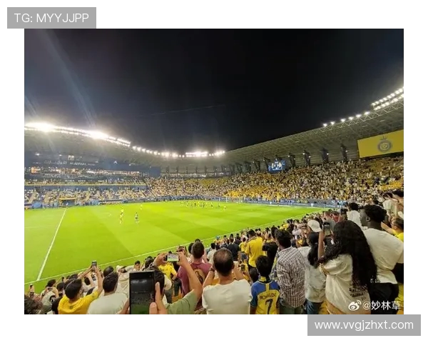 香港酒店外大批球迷等待利雅得胜利大巴到来场面热烈气氛高涨 香港酒店外大批球迷等待利雅得胜利大巴到来场面热烈气氛高涨